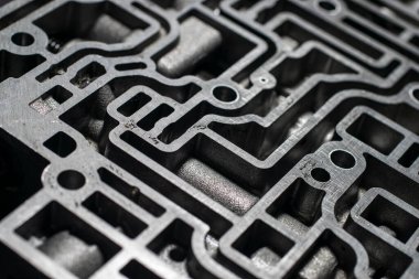 Siyah arkaplanda otomatik iletim kontrol merkezi vardiyası valf gövdesini kapat