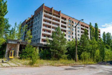 Ukrayna 'nın Pripyat şehrinde terk edilmiş eski bir ev..