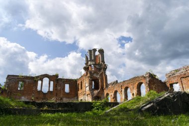 Yıkılmış Tereshchenko kalesi yıkılmış duvarlar ve kule, Ukrayna, Zhytomyr
