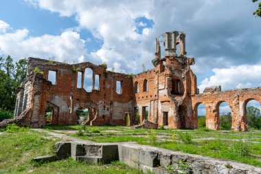 Tereshchenko Kalesi yıkılmış duvarların ve kulelerin iç görüntüsü