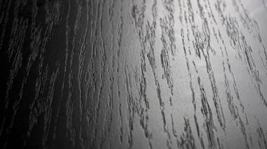  Koyu renk ahşap dokular. Yakından bakınca meşe ağacının koyu kahverengi boyalı olduğunu görüyoruz. Ahşap dokulu bir arka planın aydınlatılmış yüzeyi. Tahıl desenli ahşap arka planı. Masa üstü yüzeyinin makro görünümü.