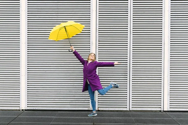 Mujer Rubia Divirtiéndose Con Paraguas Amarillo Sobre Fondo Arquitectura Geométrica — Foto de Stock