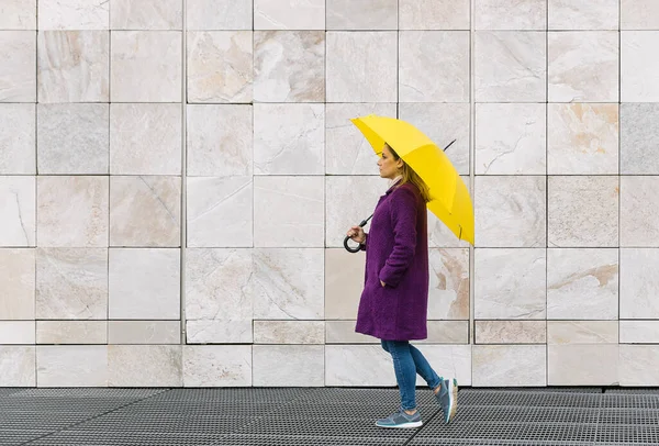 Mujer Rubia Con Abrigo Púrpura Caminando Con Paraguas Amarillo Sobre — Foto de Stock