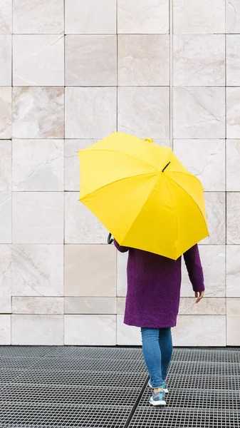 Mujer Caminando Con Paraguas Amarillo Sobre Fondo Arquitectura Piedra Copia — Foto de Stock