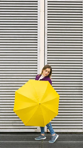 Mujer Rubia Con Abrigo Morado Con Paraguas Amarillo Posando Frente — Foto de Stock