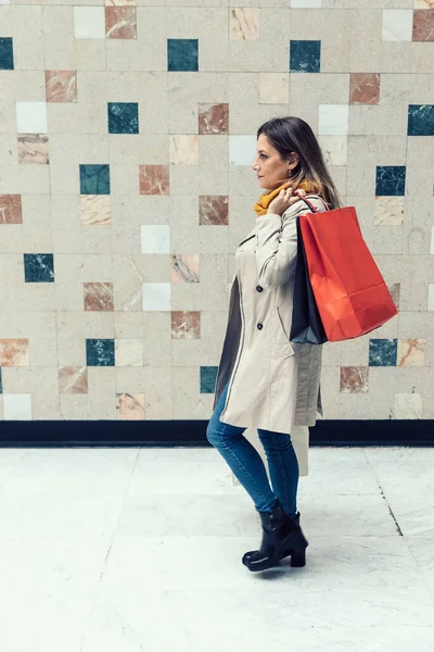 Adult Caucasian Woman Walking Alone Mall Color Shopping Bags — Stock Photo, Image