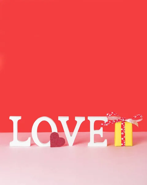 Concepto San Valentín Con Letras Amor Blancas Corazón Rojo Una —  Fotos de Stock