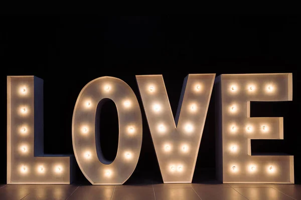 Letras Iluminadas Com Lâmpadas Formando Palavra Amor Uma Sala Eventos — Fotografia de Stock