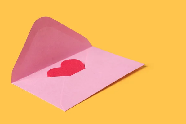 Minimalna Kompozycja Różową Kopertą Czerwonym Sercem Wewnątrz Walentynki Żółtym Tle — Zdjęcie stockowe