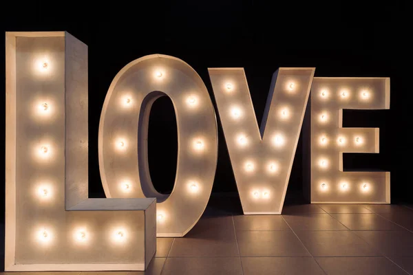 Letras Iluminadas Com Lâmpadas Formando Palavra Amor Uma Sala Eventos — Fotografia de Stock