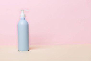 El hijyeni, corona virüsü (covid-19) koruması için Coronavirus önleme dezenfektanı jeli. Antiseptik, hijyen ve sağlık konsepti. Pembe arka planda minimalist stil