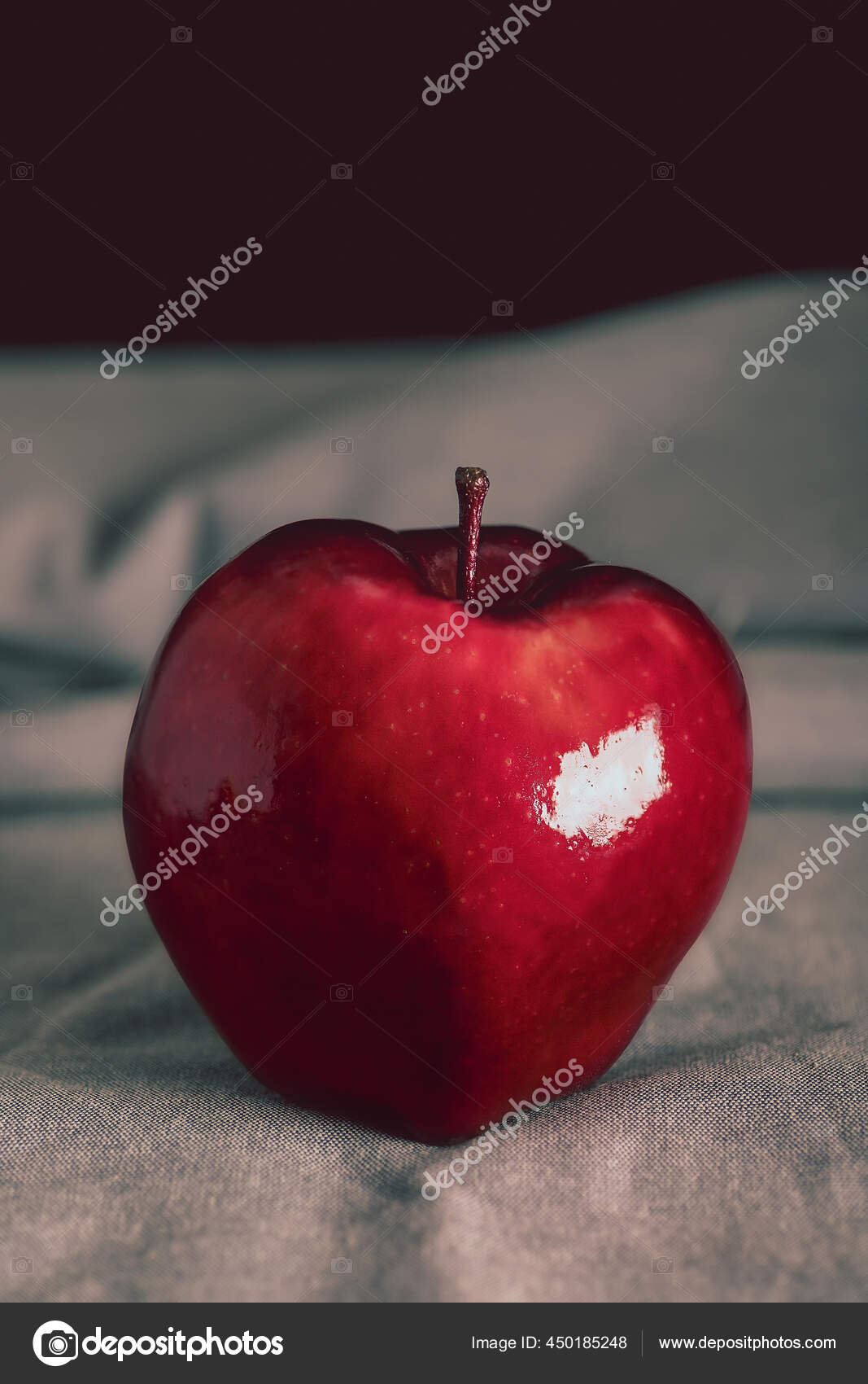红色苹果在灰色桌布和黑色背景看起来像一幅画的极简主义的形象一个苹果的简单静谧的生活 图库照片 C Jrpazos