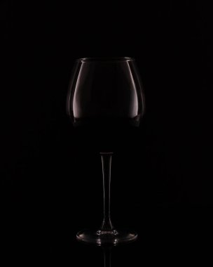 Siyah arka planda şarap kadehi. Minimalist kavram.