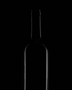 Siyah arka planda şarap şişesi. Minimalist kavram.