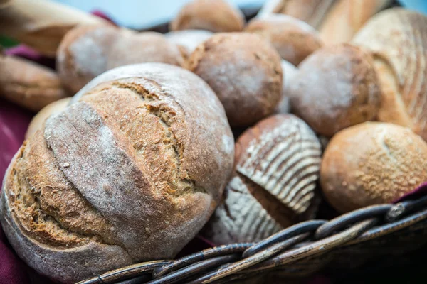 Pyszny chleb i bułki w koszyku — Zdjęcie stockowe