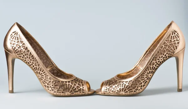 Donna scarpe d'oro su sfondo — Foto Stock