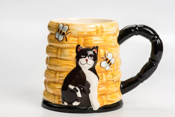 Taza de cerámica amarilla con gato sobre blanco — Foto de Stock
