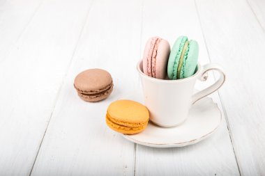 Beyaz ahşap masa üzerinde macarons kümesi