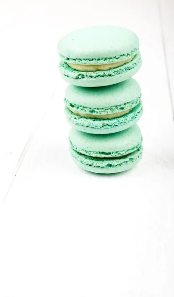 Beyaz ahşap masa üzerinde macarons kümesi