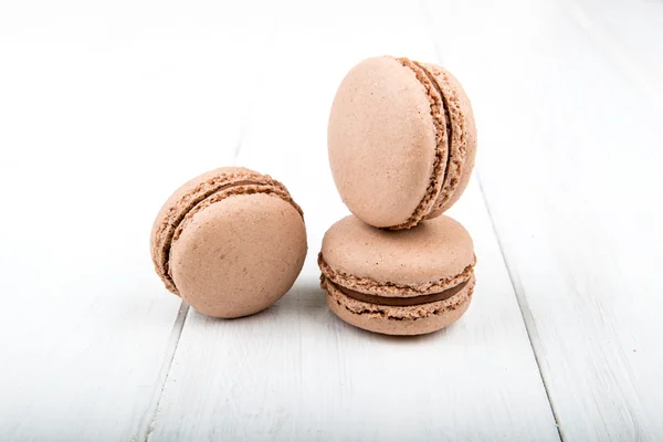 Beyaz ahşap masa üzerinde macarons kümesi