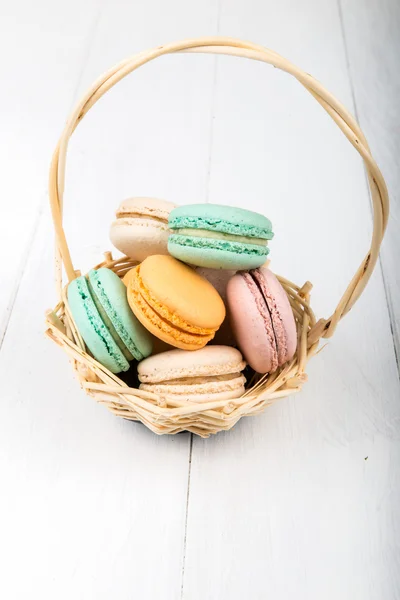 Beyaz ahşap masa üzerinde macarons kümesi