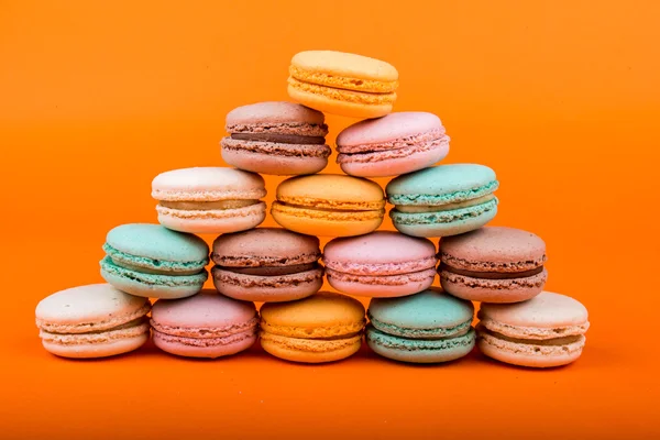 Turuncu zemin üzerine macarons kümesi