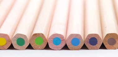 Beyaz arkaplanda renkli kalemler yakın plan