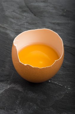 Siyah arka plan üzerine çiğ yumurta yakın çekim