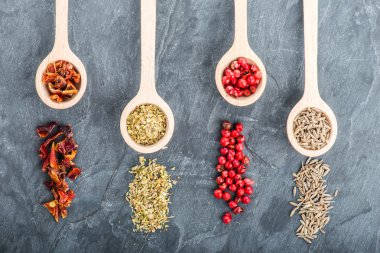 Siyah arkaplanda çeşitli baharatlar