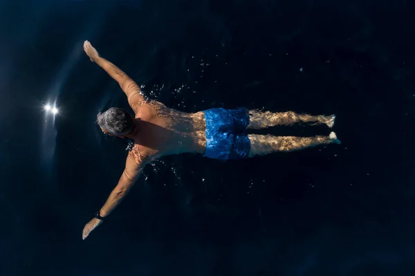 Uomo Nuoto Piscina Nera — Foto Stock