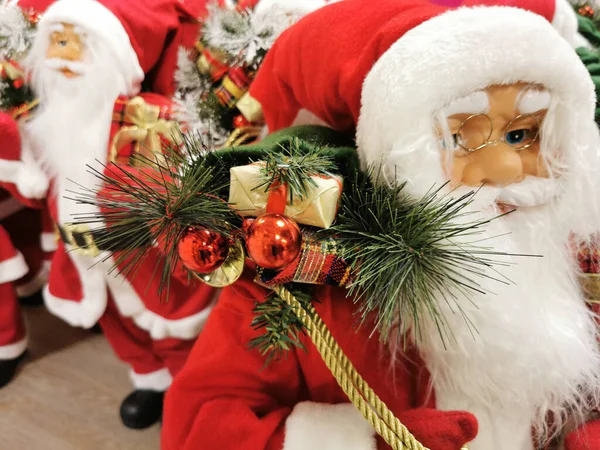 圣诞装饰品超市里的圣诞老人玩具 圣诞老人玩具在商店里出售 — 图库照片