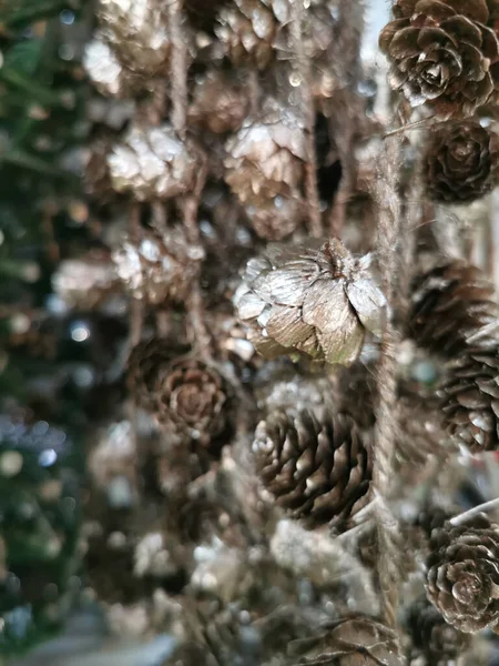 Dennenappels Met Zilverkleurige Glanzende Sprankelende Vormen Met Wazig Achtergrondfilter Sneeuw — Stockfoto