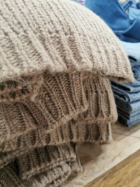 Pullover Und Jeans Stapeln Sich Laden Kleiderladen — Stockfoto