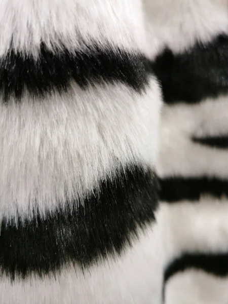 Pelliccia Zebra Artificiale Strisce Bianco Nero Sfondo Astratto Messa Fuoco — Foto Stock