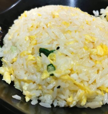 Bir kase yumurta pilavı Çin yemeğiyle birlikte harika bir meze.