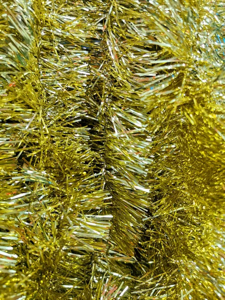 Kerst Decor Geel Tinsel Wazig Achtergrond Bovenaanzicht Selectieve Focus Nieuwjaarsachtergrond — Stockfoto