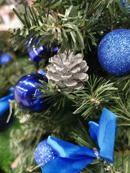 Modrý Balón Kužel Zeleném Vánočním Stromečku — Stock fotografie