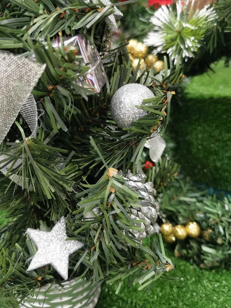 Stříbrný Balón Kužel Zeleném Vánočním Stromečku — Stock fotografie