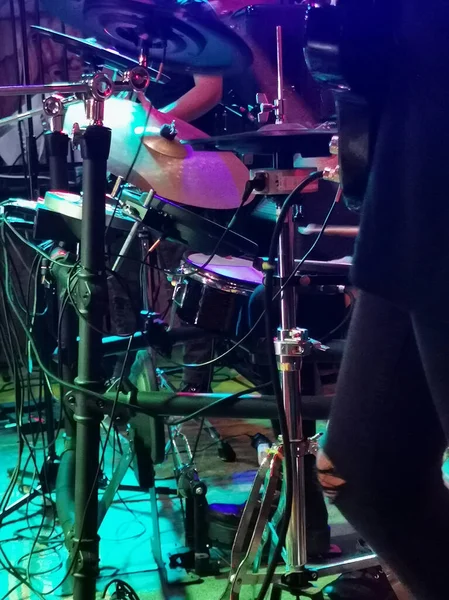 Cymbals Ditata Dalam Cahaya Lampu Sorot — Stok Foto