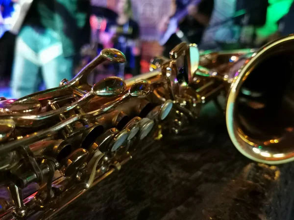 Saxofon Martini Zelenými Olivami Stolku Dřevěného Hudebního Klubu — Stock fotografie
