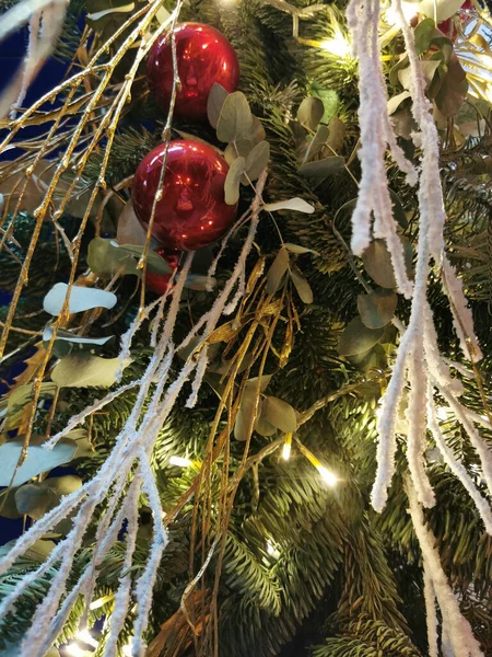 Zdobený Vánoční Stromeček Rozmazaném Pozadí — Stock fotografie