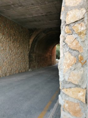 Cennetin kapısına giden bir yol gibi. Tünelin sonunda güneş ışığı parlıyor. Umut metaforu. Yaşam konseptinden sonra. Gaziantep Kalesi 'nin çıkış kapısı. Karanlıktan aydınlığa. Cennete giden merdiven.