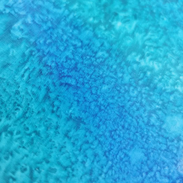 蓝色丝织物的戏剧化背景 蓝色丝织物的抽象背景 模仿水的背景 — 图库照片