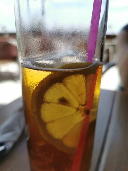 Verre Eau Citron Contre Ciel Bleu Des Palmiers Tient Sur — Photo