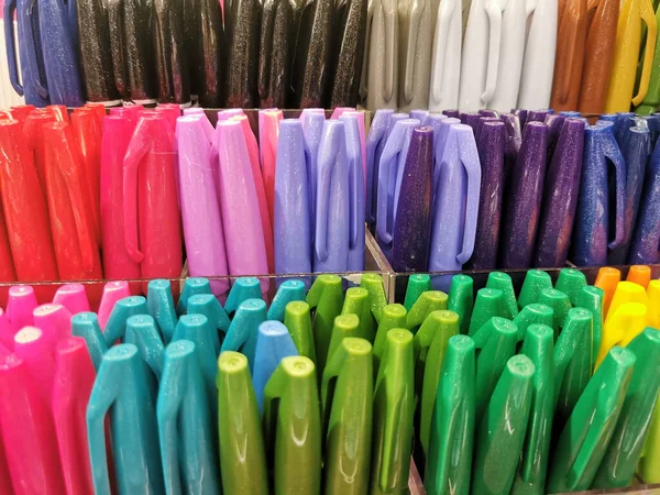 Tęczowe Kolorowe Długopisy Markery Zbliżenie Witrynie Sklepu — Zdjęcie stockowe