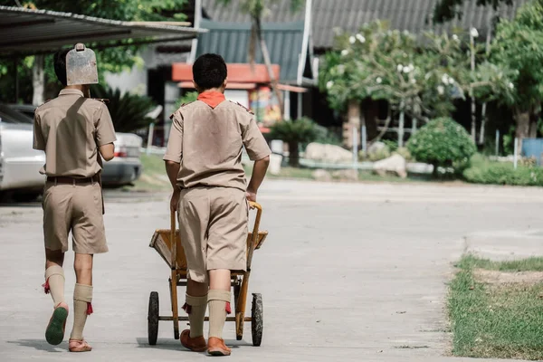 농사일을 스카우트 학생들 — 스톡 사진