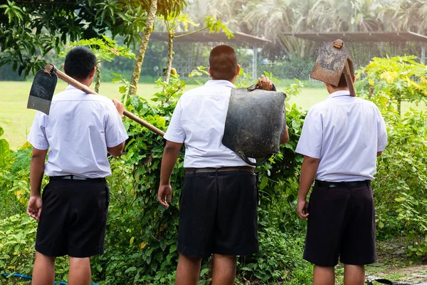 Tarım sınıfında çalışan üniformalı öğrenciler