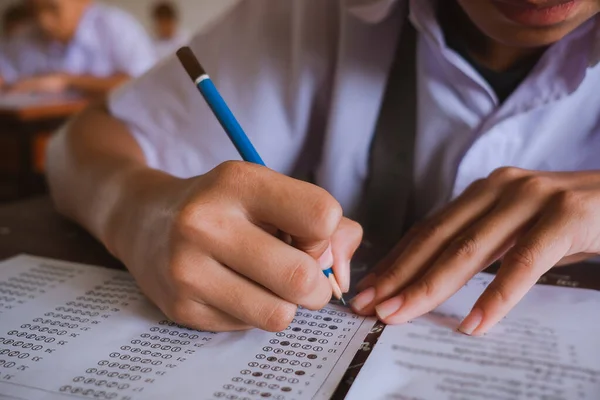Estudante Ler Fazer Exame Com Estresse — Fotografia de Stock