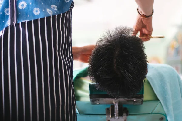 Mann Liegt Auf Couch Während Kompetenter Friseur Schwarzen Handschuhen Seinen — Stockfoto