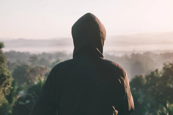 Voyageur Homme Recherche Une Vue Brouillard Paysage Sur Sommet Montagne — Photo